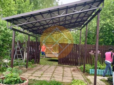 Металлический навес для машины