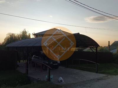 Металлический навес для автомобиля с арочной крышей