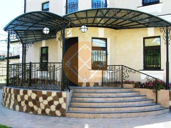 с коваными элементами стальной навес