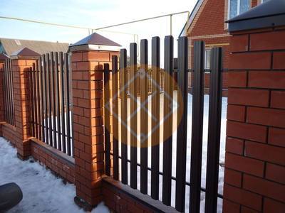 П-образный забор из евроштакетника с кирпичными столбами