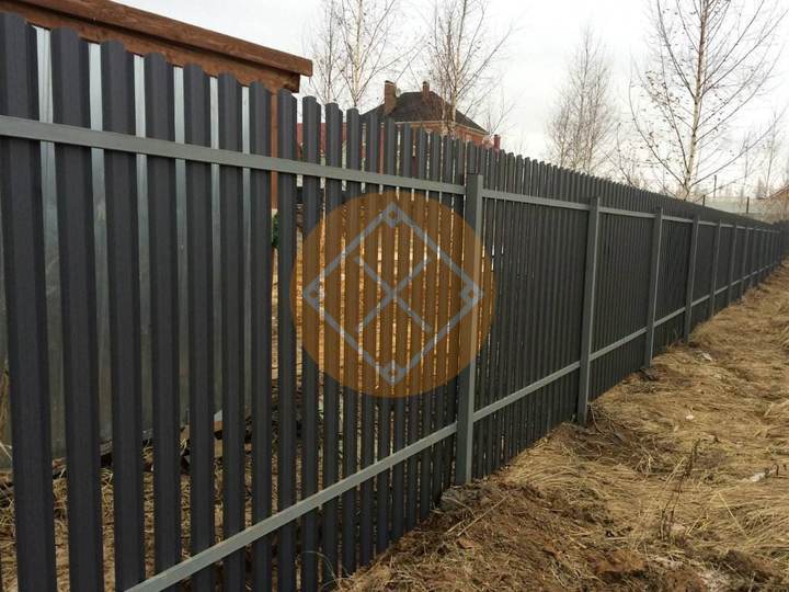 забор на металлических столбах с заполнением из евроштакетника