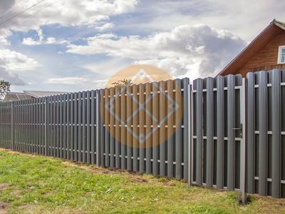Забор из евроштакетника с металлическими столбами, цвет серый