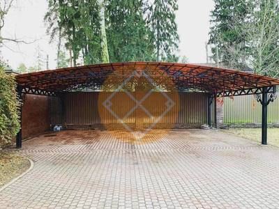 Навес для загородного дома с коваными элементами