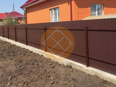 Забор из профнастила на фундаменте для загородного участка