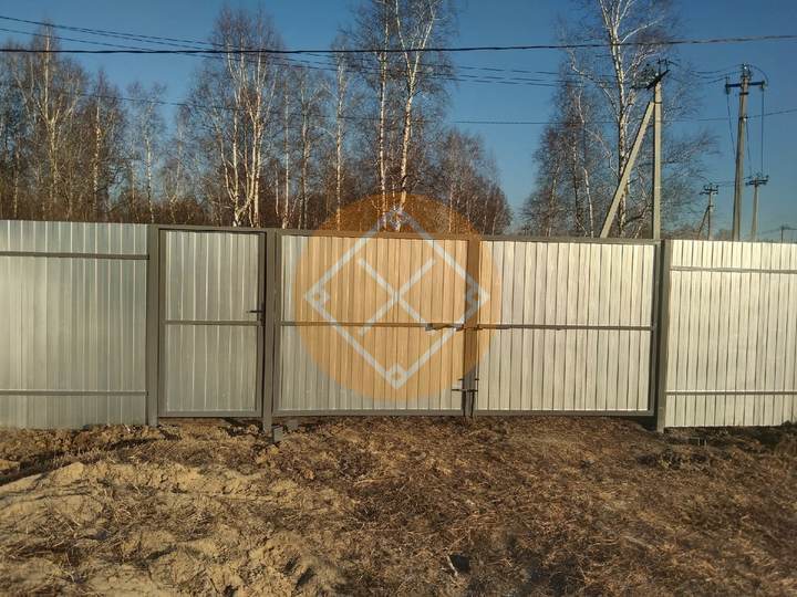 забор с воротами и калиткой из оцинкованного профнастила, вид внутри