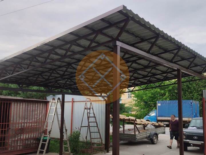 навес из металлочерепицы перед воротами частного дома
