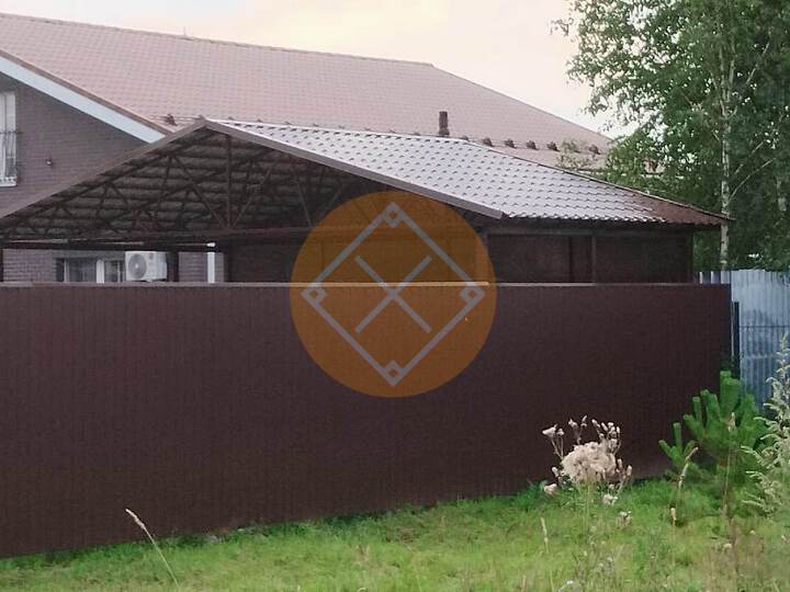 отдельностоящий двускатный навес для загородного дома