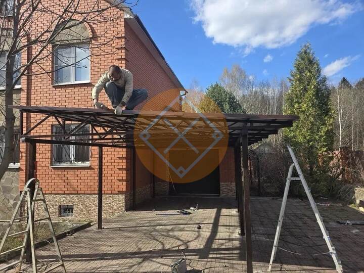 стальной навес из металлочерепицы для частного дома