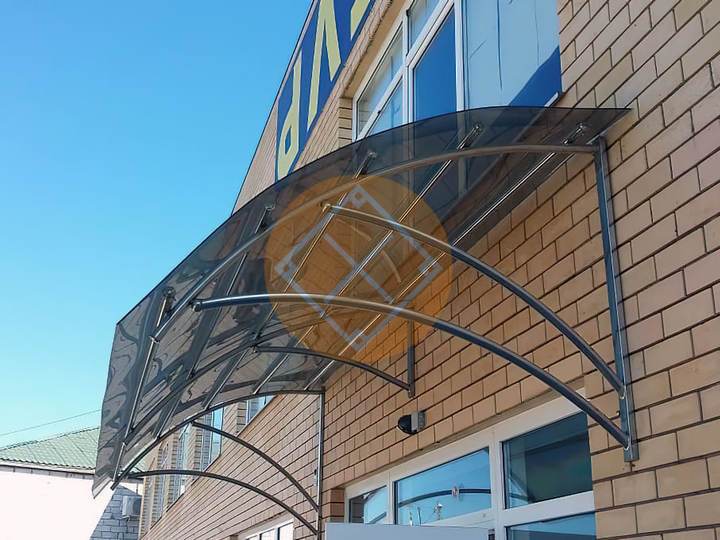 полуарочный навес с монолитным поликарбонатом