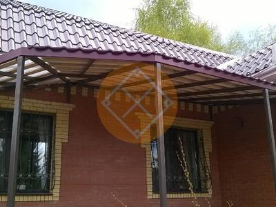 Навес к дому из металлочерепицы с односкатной крышей