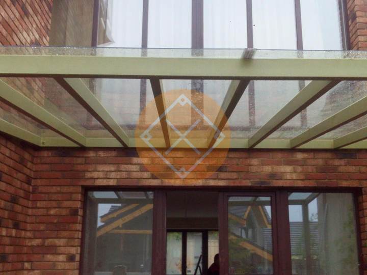 навес к дому с монолитным поликарбонатом