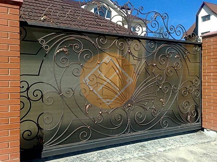откатные ворота с ковкой и поликарбонатом