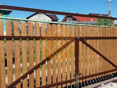 Ворота с распашными створками со штакетником и березы
